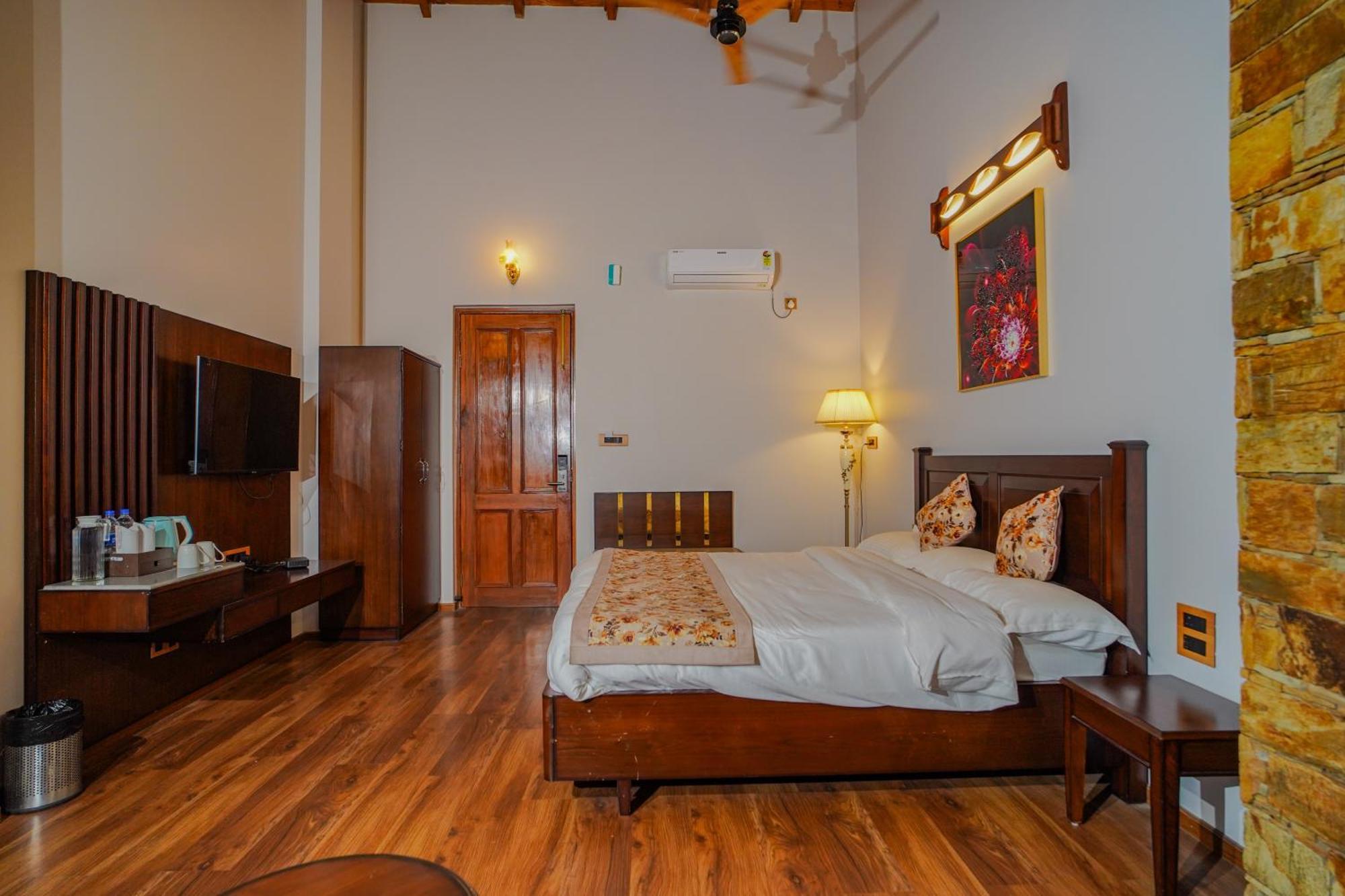 Neelesh Inn- A Luxury Lake View Hotel- 20 Kms From Nainital Bhīm Tāl Exterior foto