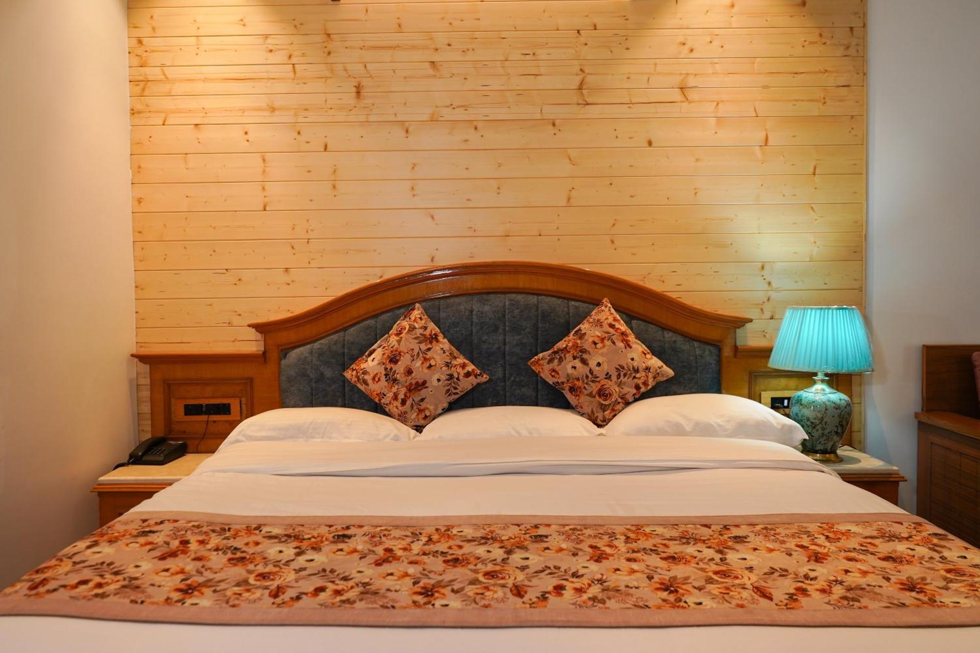 Neelesh Inn- A Luxury Lake View Hotel- 20 Kms From Nainital Bhīm Tāl Exterior foto