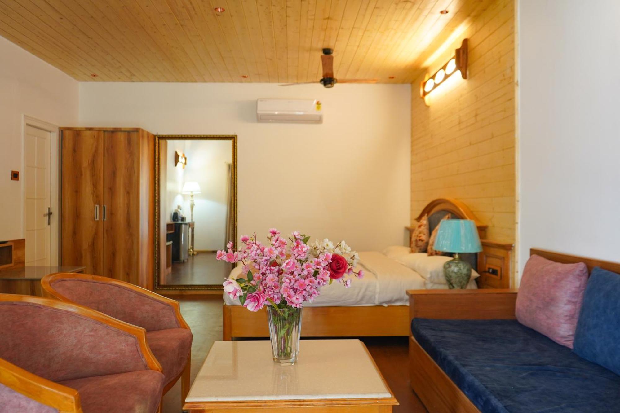 Neelesh Inn- A Luxury Lake View Hotel- 20 Kms From Nainital Bhīm Tāl Exterior foto